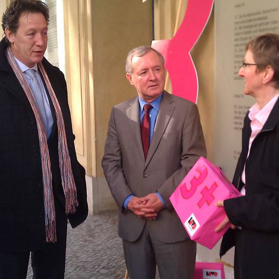 © Axel Hochrein (LSVD), Staatssekretär Dr. Max Stadle & Renate Rampf (LSVD) © Axel Hochrein (LSVD), Staatssekretär Dr. Max Stadle & Renate Rampf (LSVD)